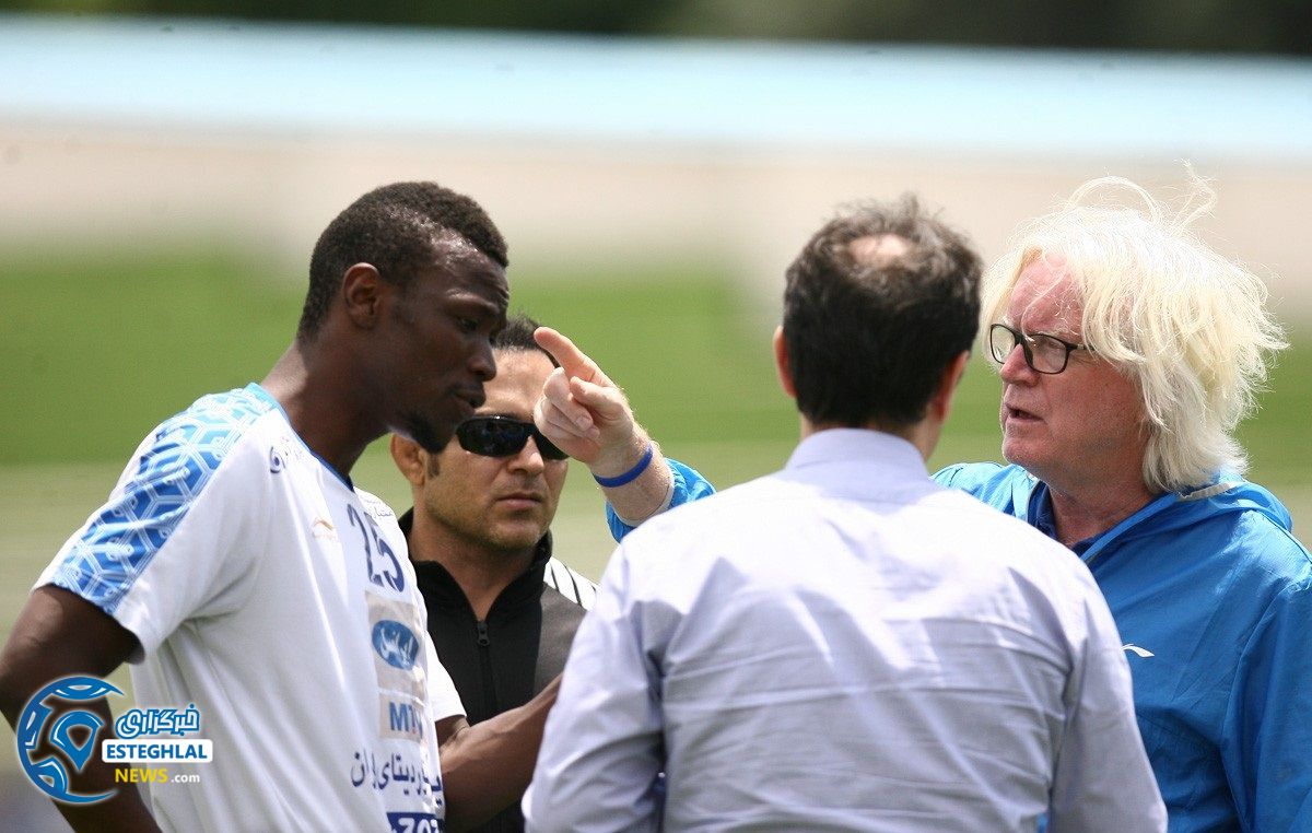 دکتر نوروزی در تمرین استقلال