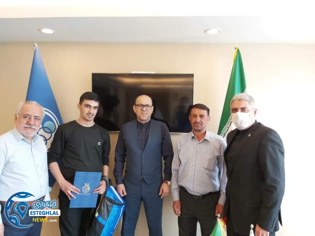 سینا صالحی هوادار ۲۲ ساله و متعصب استقلال و ساکن شهر تنکابن