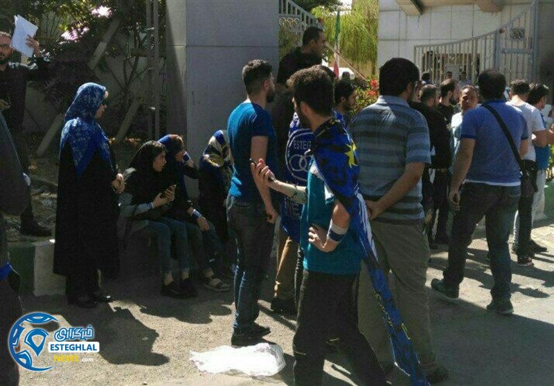 تجمع هواداران استقلال مقابل وزارت ورزش