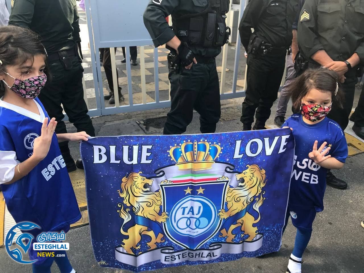 تجمع هواداران مقابل وزارت ورزش