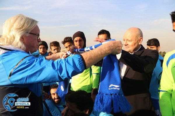 اهدای شال به سفیر آلمان