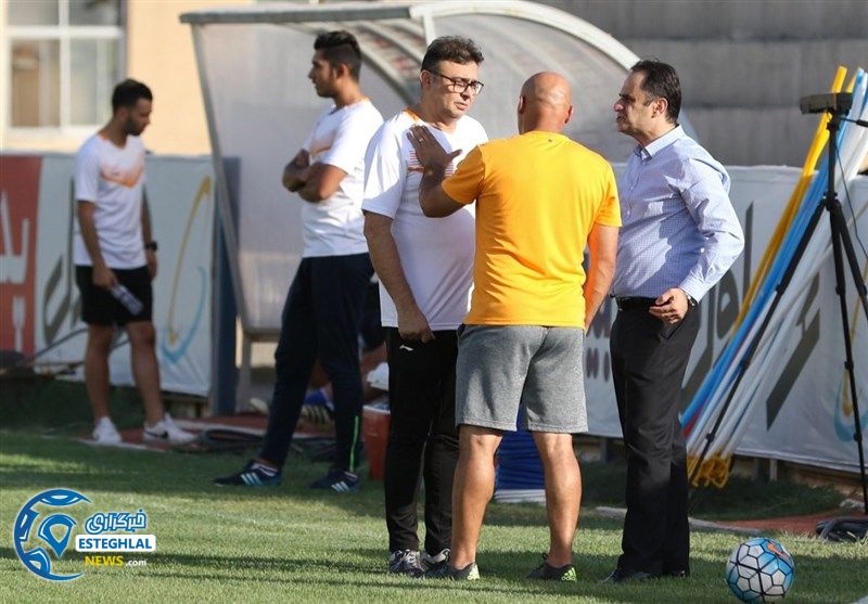 منصوریان و کادر پزشکی استقلال