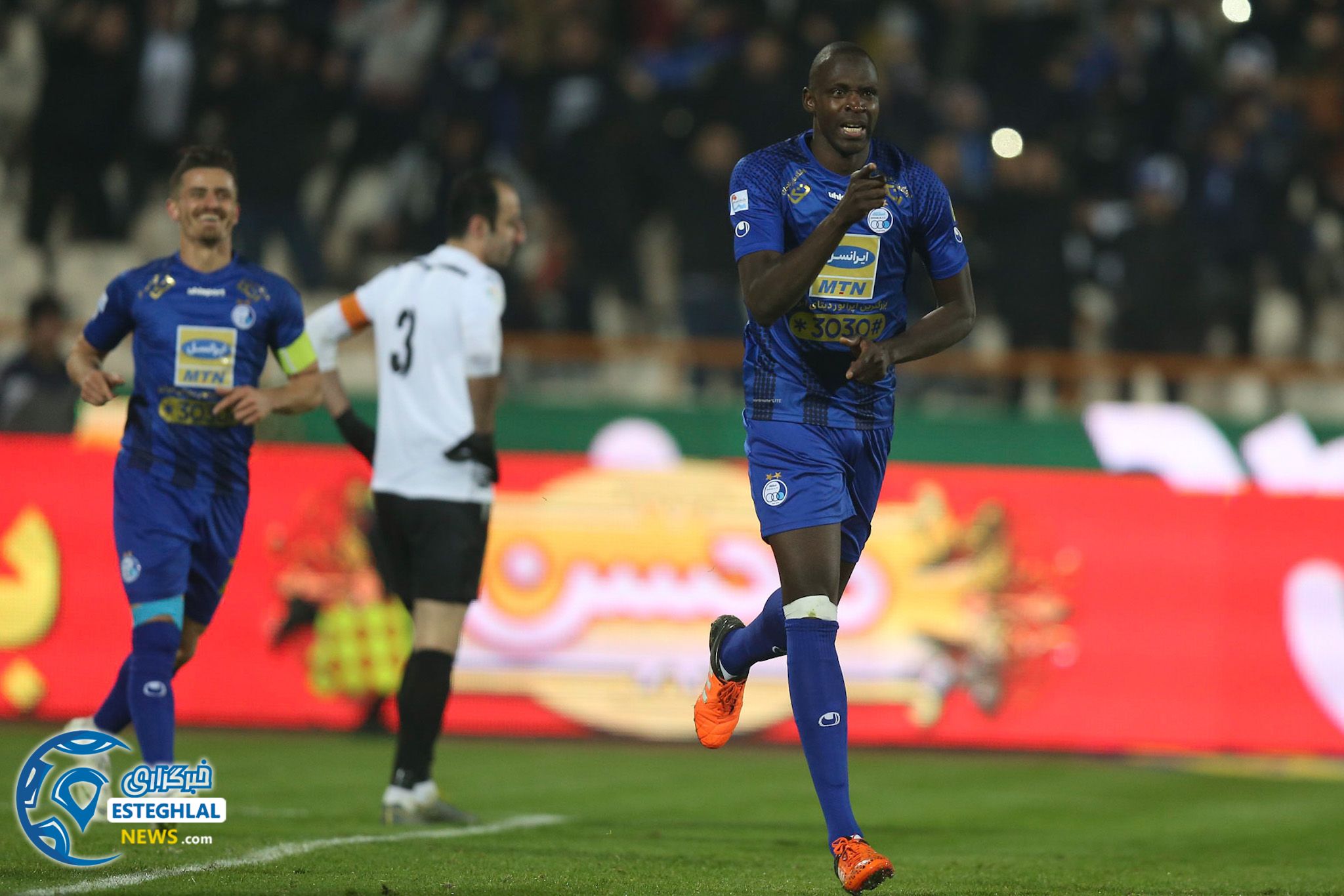 دیدار استقلال و شاهین