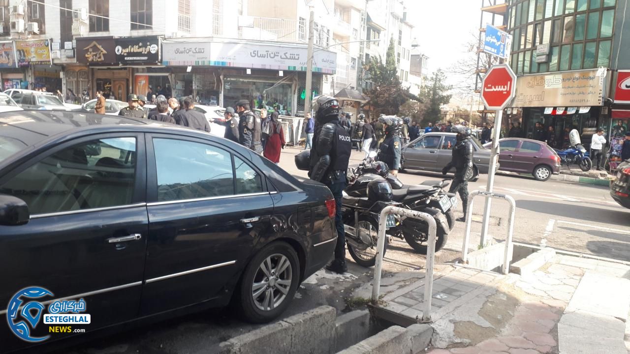 تجمع اعتراضی هواداران استقلال مقابل ساختمان باشگاه