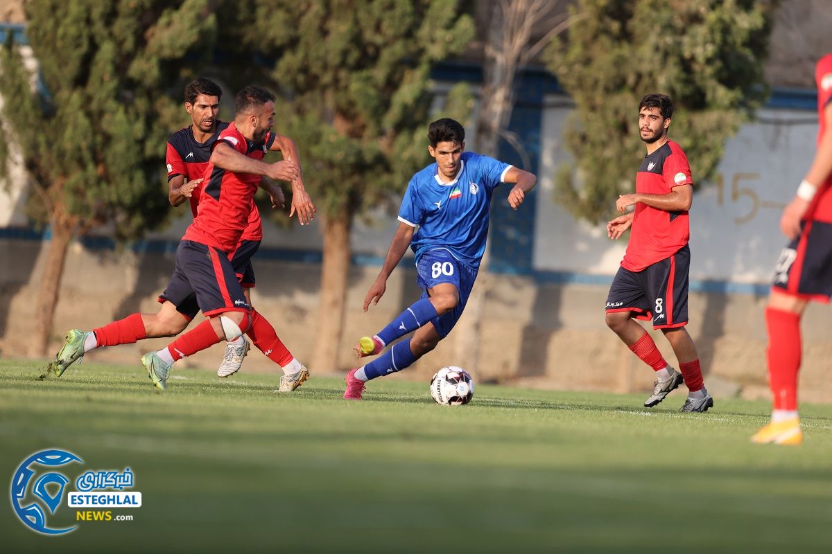 دیدار دوستانه استقلال و صالحین