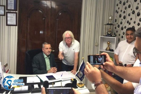 ثبت قرارداد بازیکنان و کادر فنی استقلال