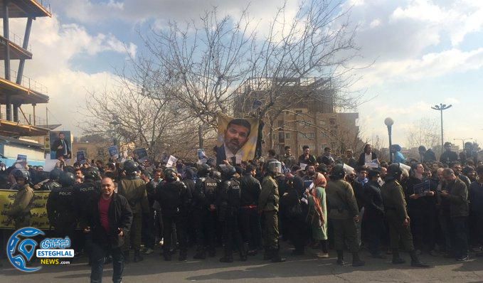 تجمع اعتراضی هواداران استقلال مقابل ساختمان باشگاه