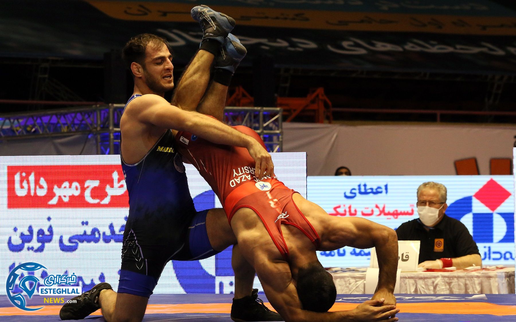 دیدار تیم کشتی استقلال مقابل دانشگاه آزاد