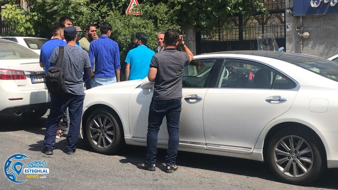 تجمع اعتراضی هواداران استقلال مقابل ساختمان باشگاه