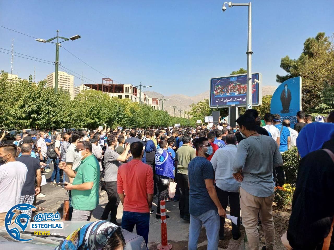 تجمع هواداران مقابل وزارت ورزش