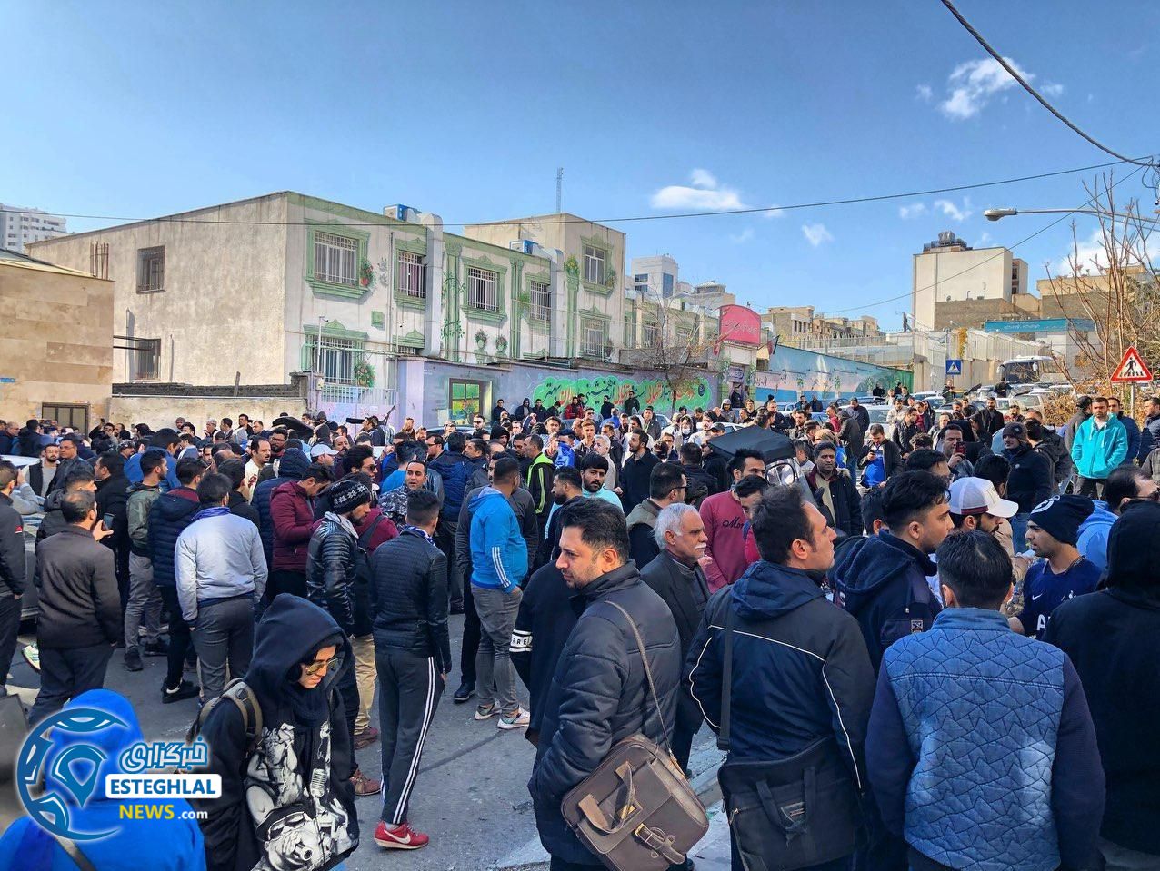 تجمع هواداران مقابل باشگاه