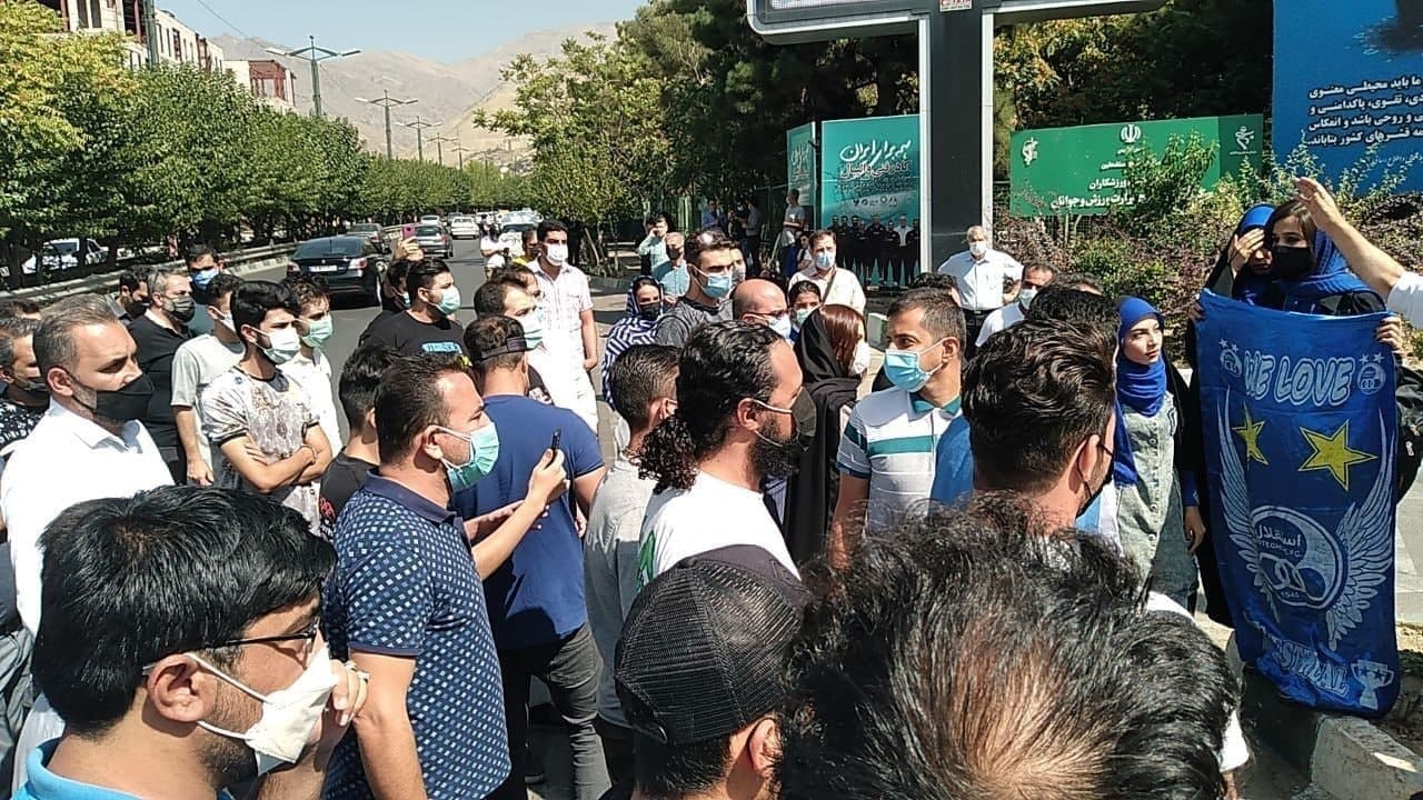 تجمع هواداران مقابل وزارت ورزش و باشگاه استقلال
